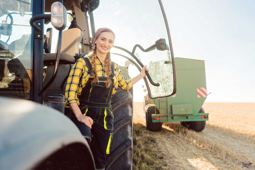 Traktor_Bäuerin_AdobeStock_258355279_EFM_Versicherung_web